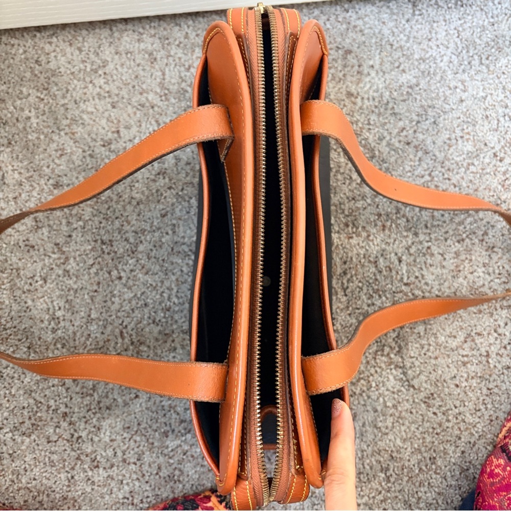 Dooney and Bourke rare vintage all weather leather shoulder bag - Picture 8 of 13